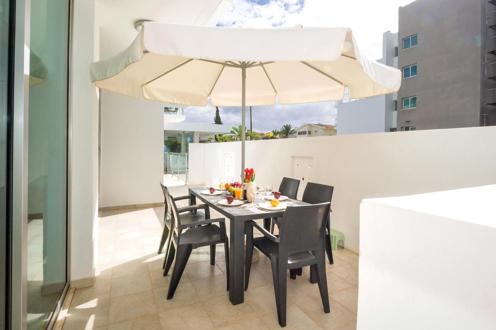 Calypso - Coralli Beachfront Apartment プロタラス エクステリア 写真