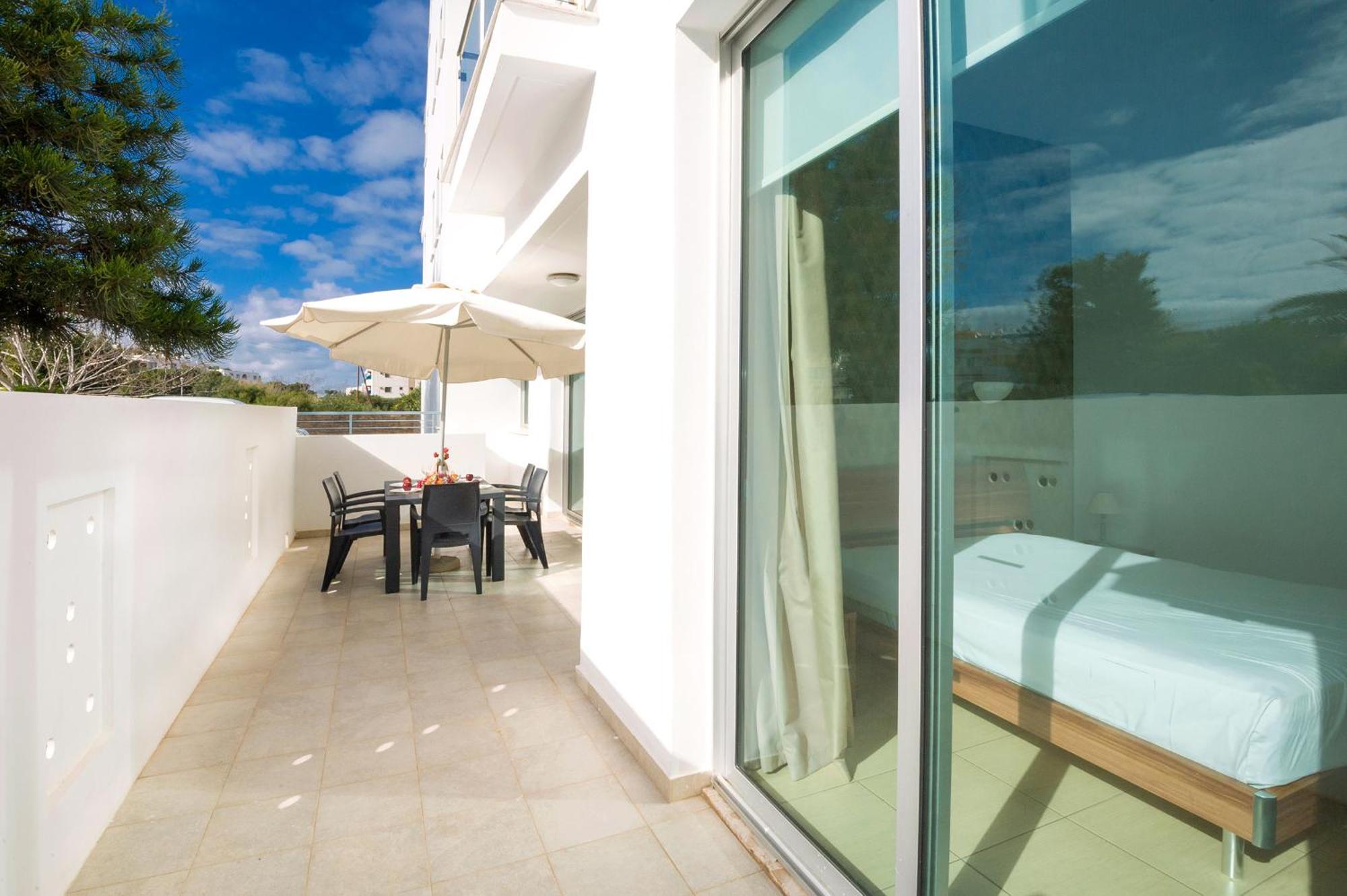 Calypso - Coralli Beachfront Apartment プロタラス エクステリア 写真